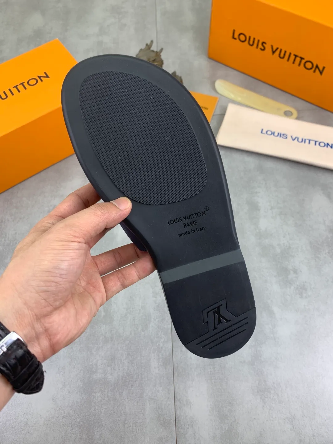 Men's shoes 💰P340 💰【New style】🆘 High quality 【LOUIS VUITTON】The popular Louis Vuitton LV men's slippers on the official website are on sale simultaneously! Original pebbled calfskin fabric imported from Italy. Original factory special supply. Size: 38-46. 4️⃣ colors available.